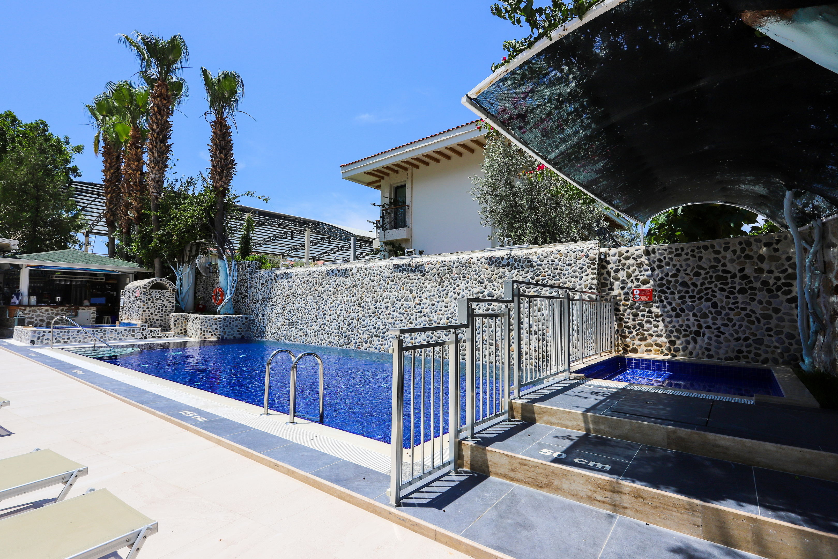 TONOZ BEACH HOTEL