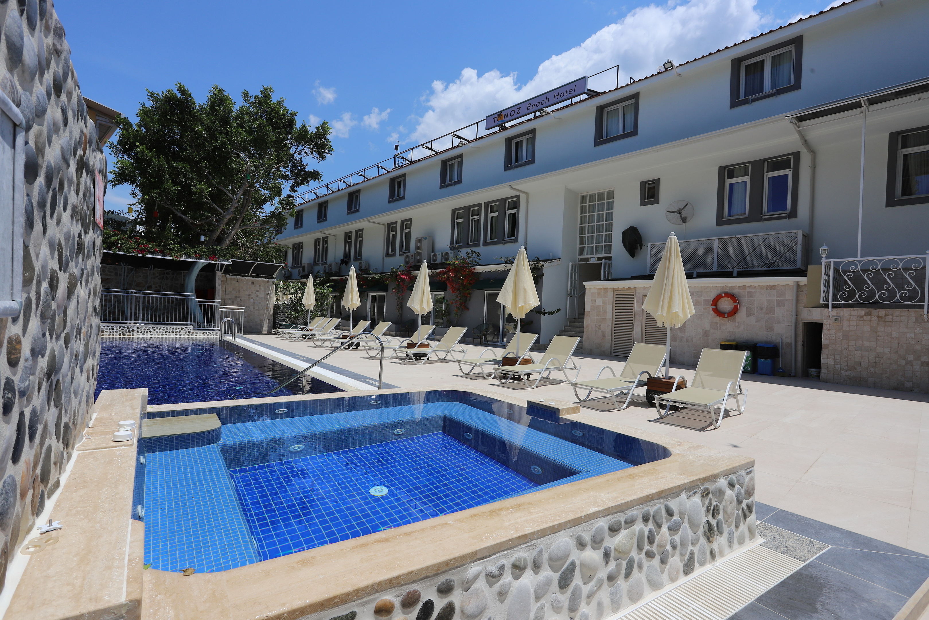 TONOZ BEACH HOTEL