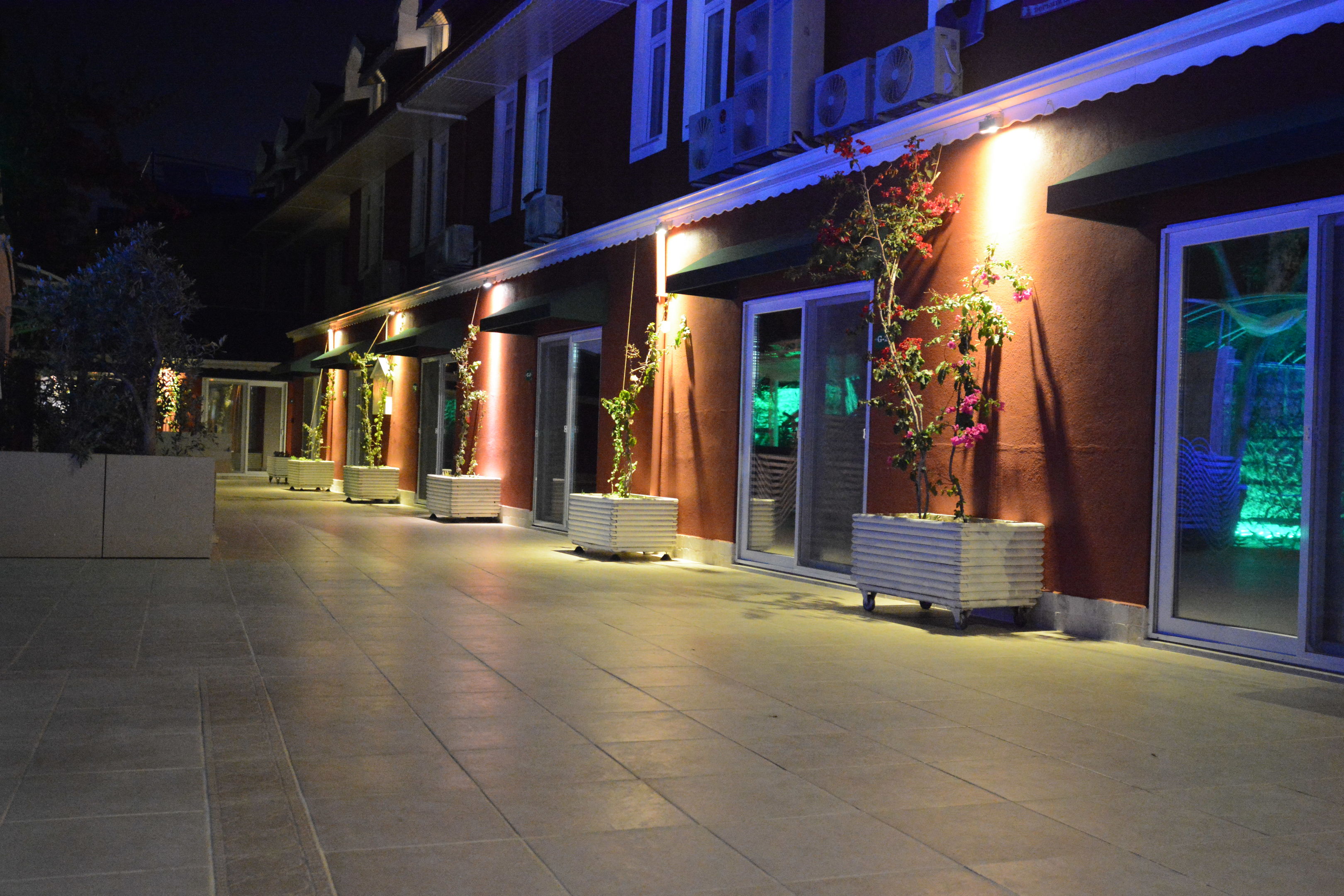 TONOZ BEACH HOTEL