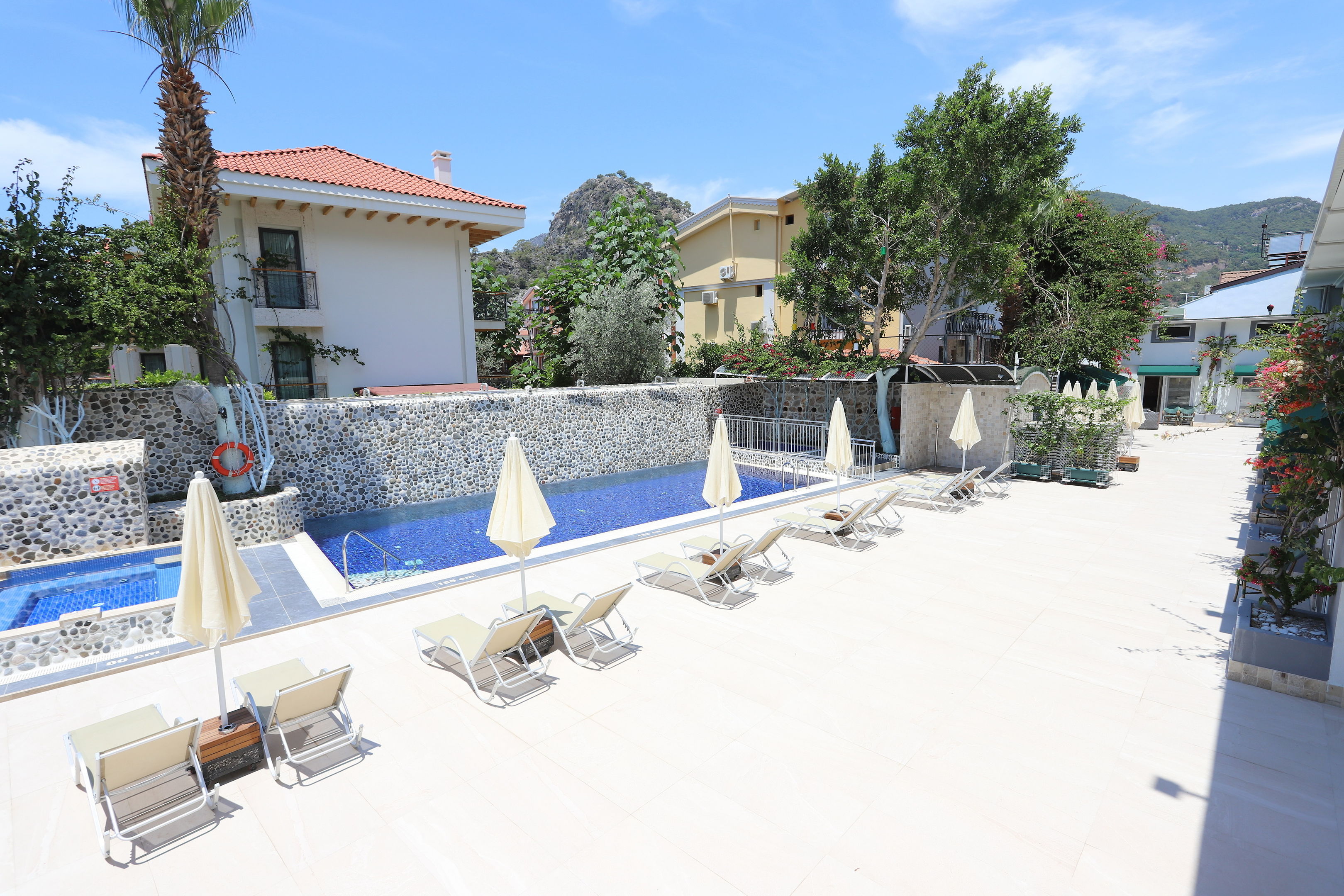 TONOZ BEACH HOTEL