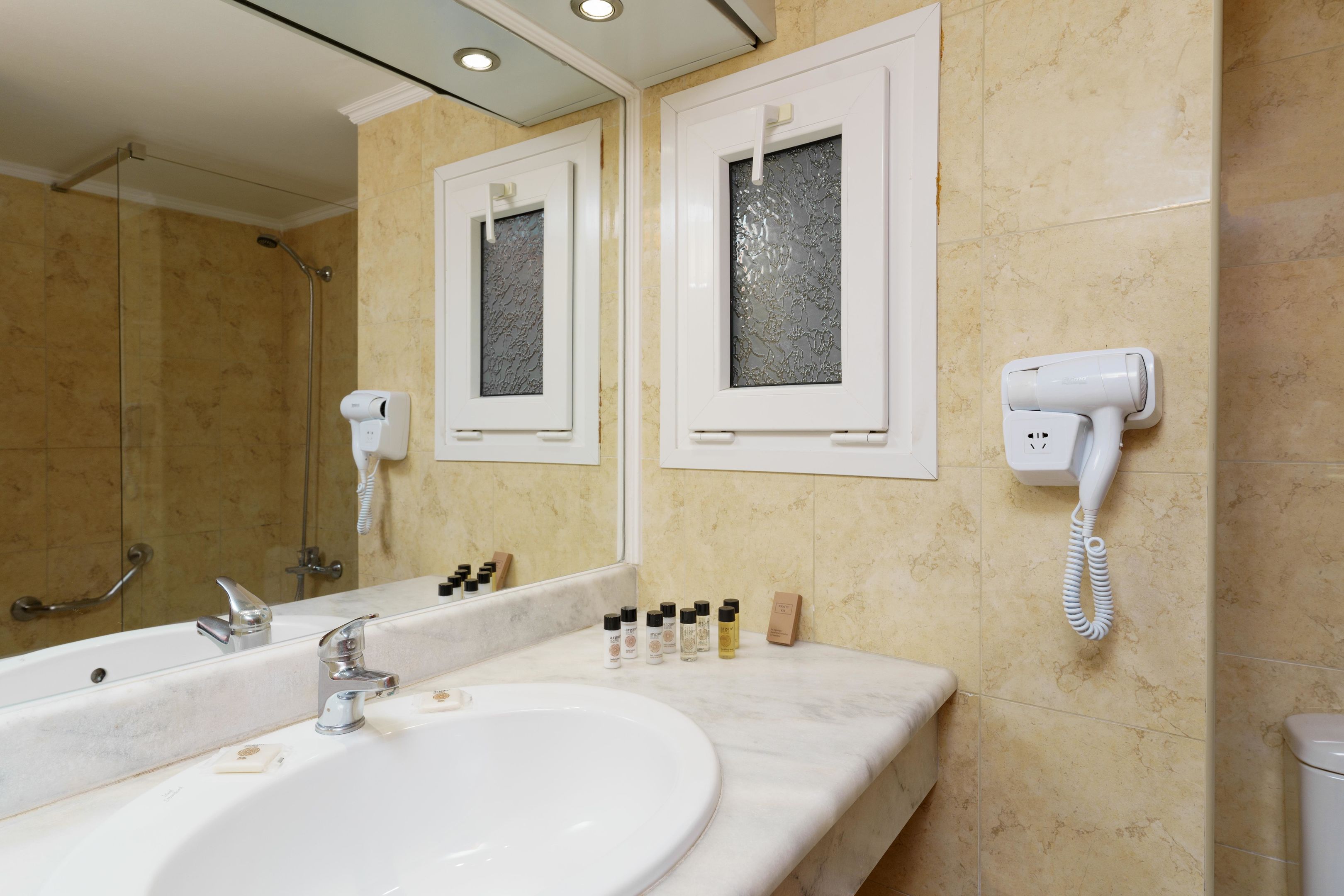 ARITI GRAND HOTEL