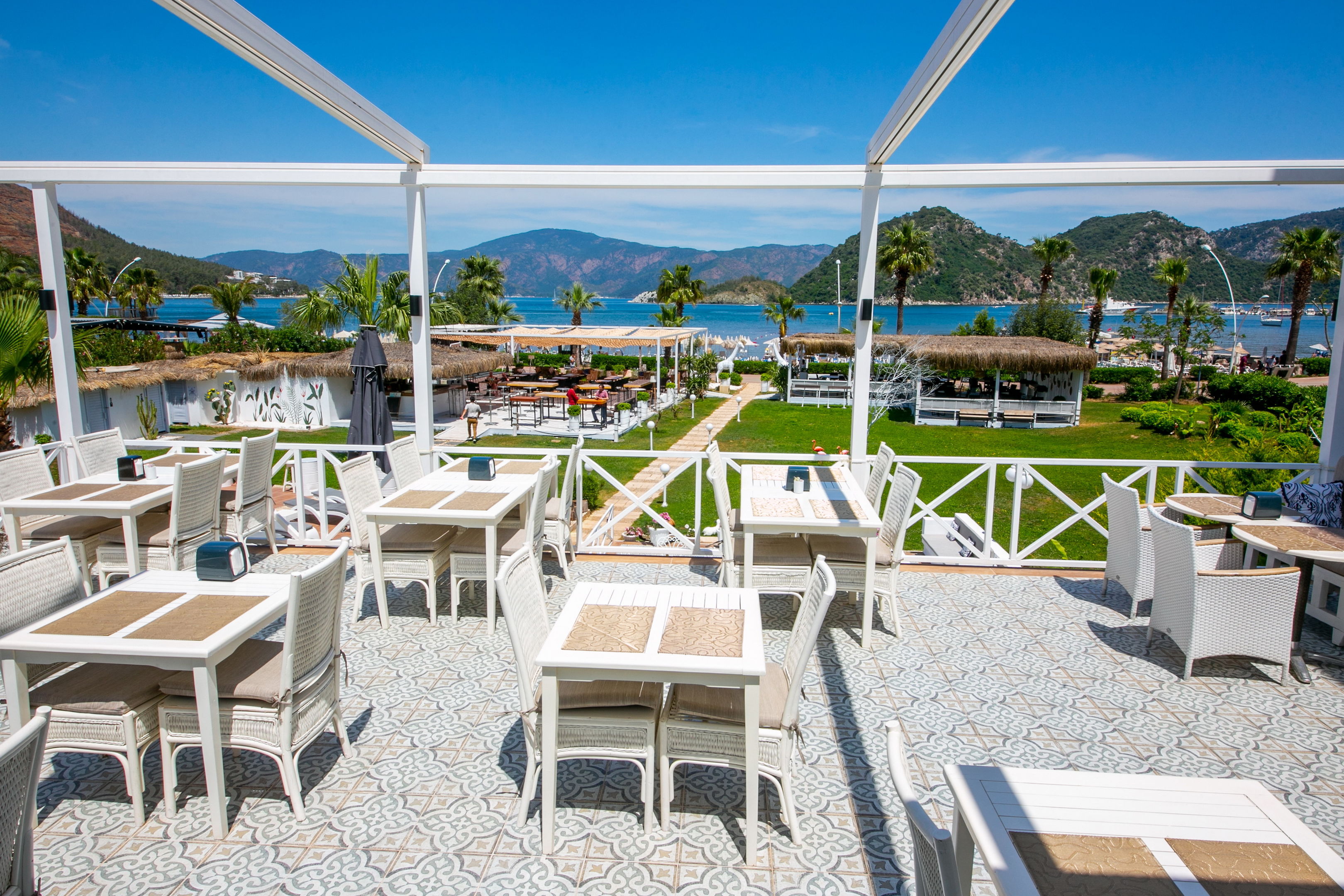 CASA BLANCA BEACH HOTEL 13+