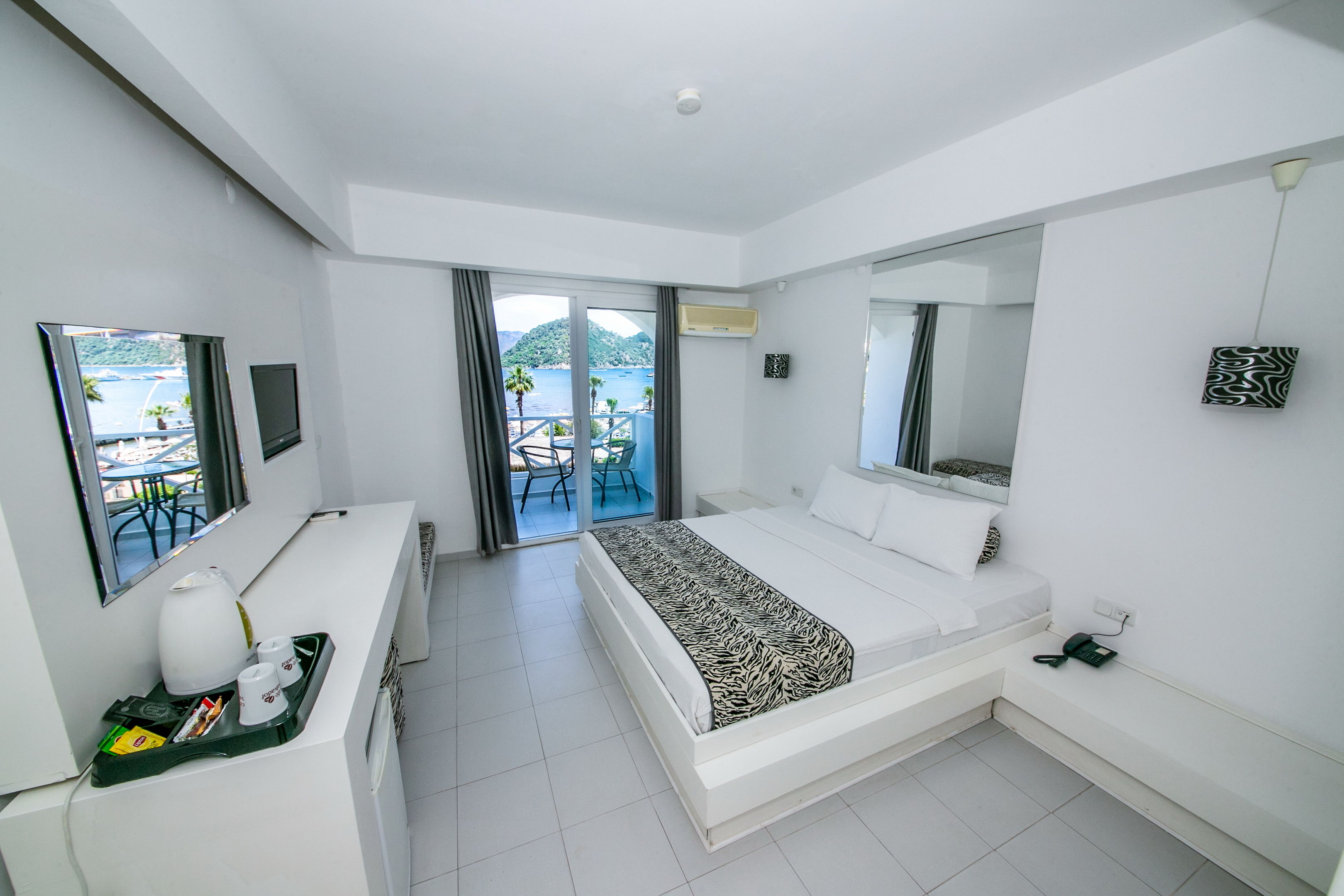 CASA BLANCA BEACH HOTEL 13+