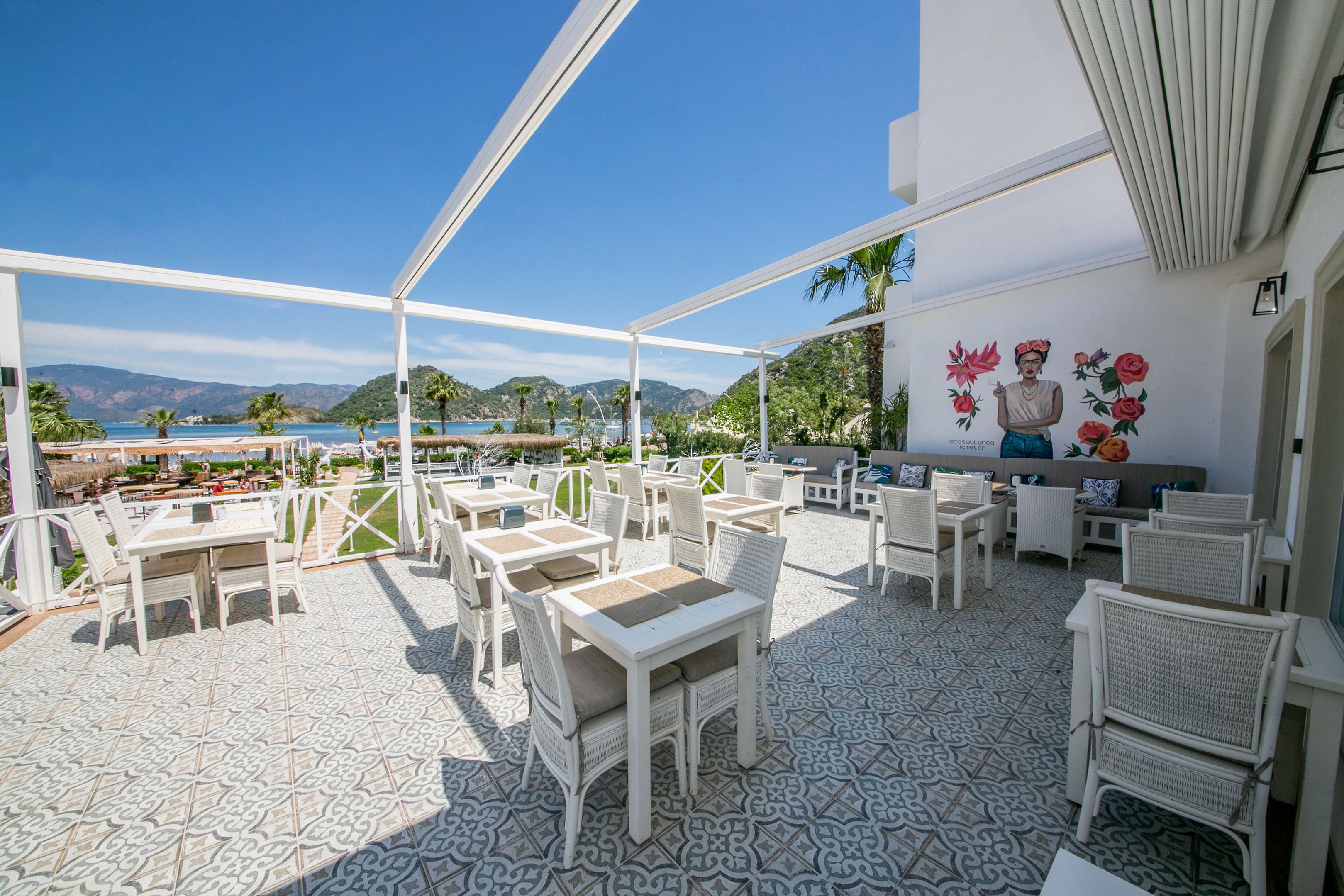 CASA BLANCA BEACH HOTEL 13+