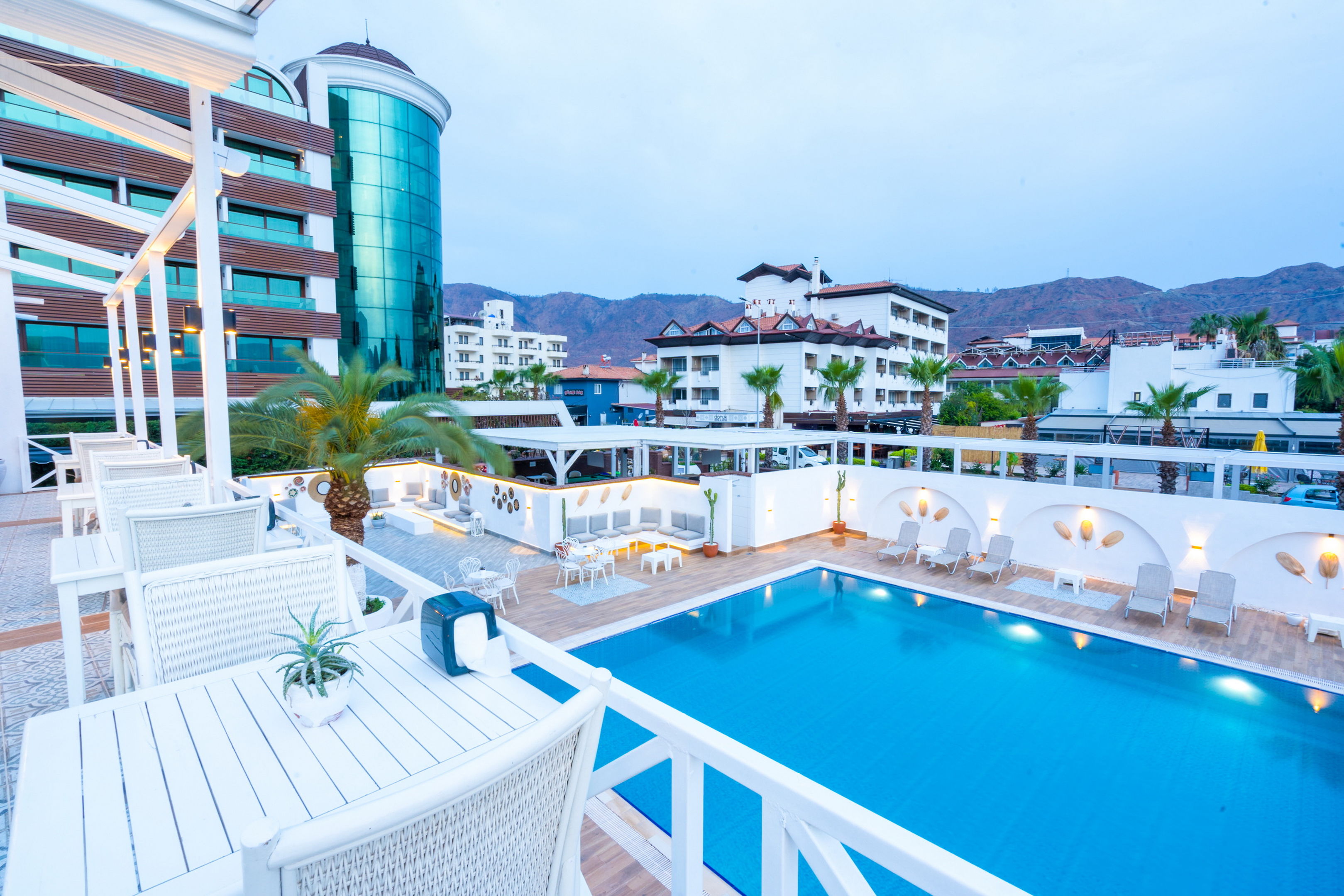 CASA BLANCA BEACH HOTEL 13+