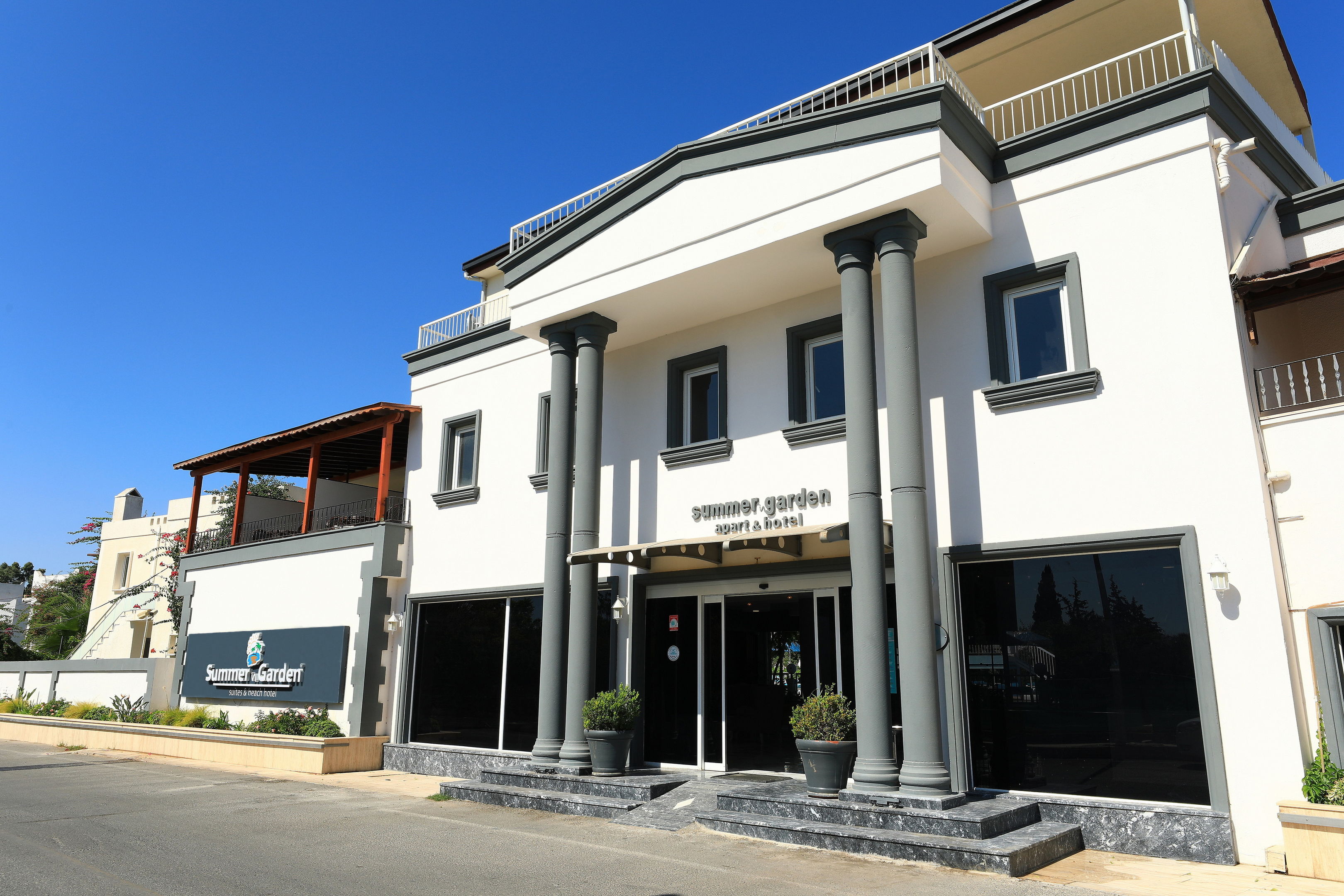 SUMMER GARDEN SUITES - BEACH HOTEL