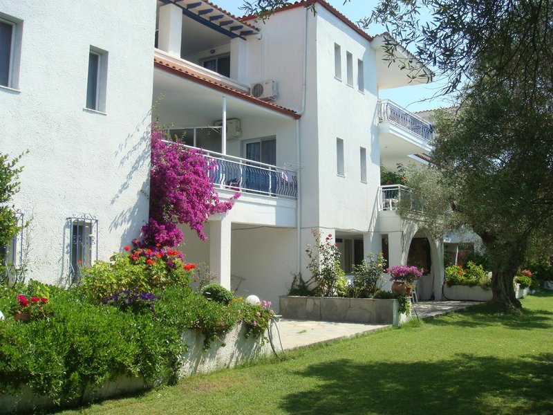 FAROS APARTMENTS