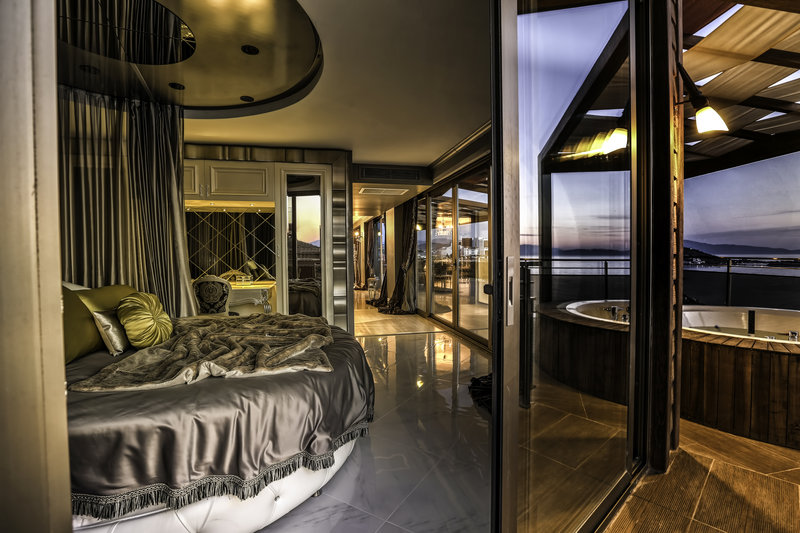 QLUSIVE HOTEL 14+