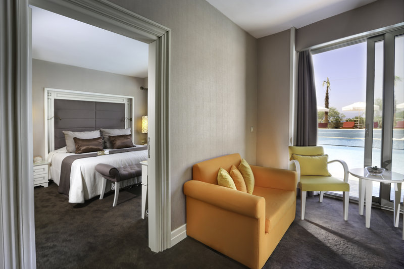 QLUSIVE HOTEL 14+