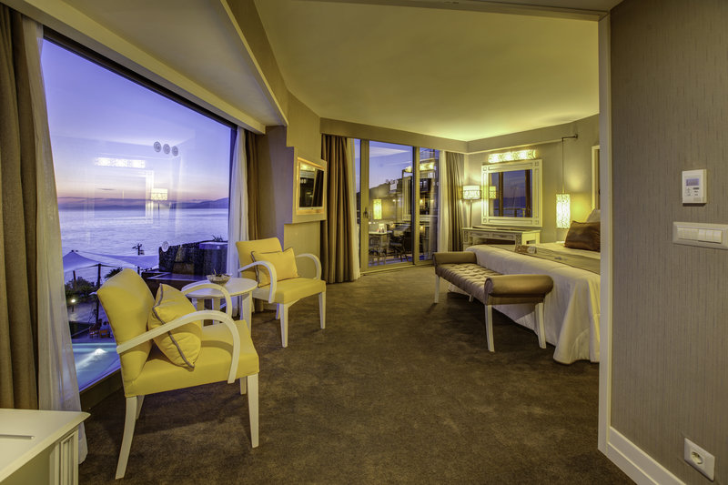 QLUSIVE HOTEL 14+