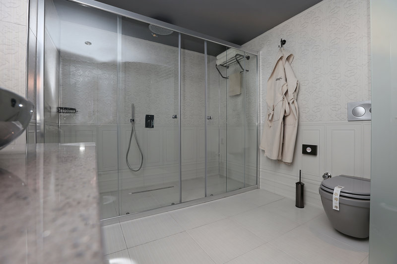 QLUSIVE HOTEL 14+