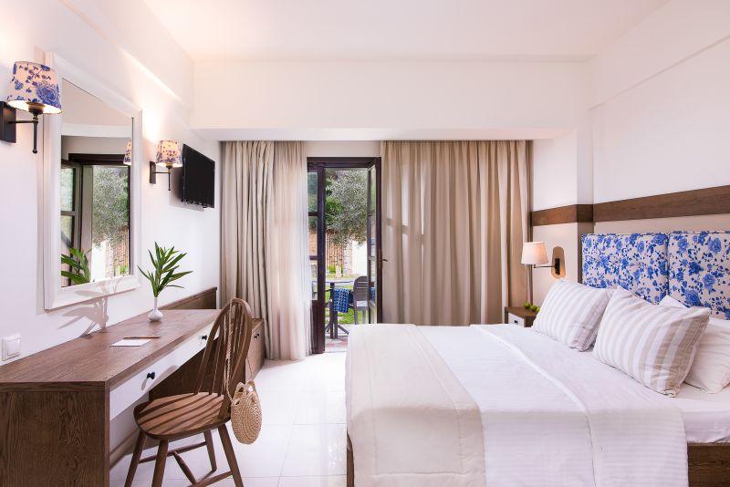 SIMANTRO BEACH HOTEL