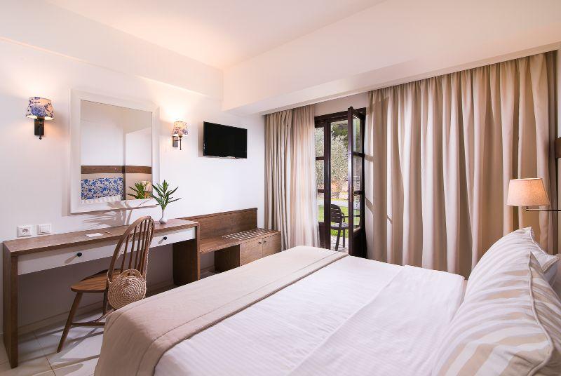 SIMANTRO BEACH HOTEL