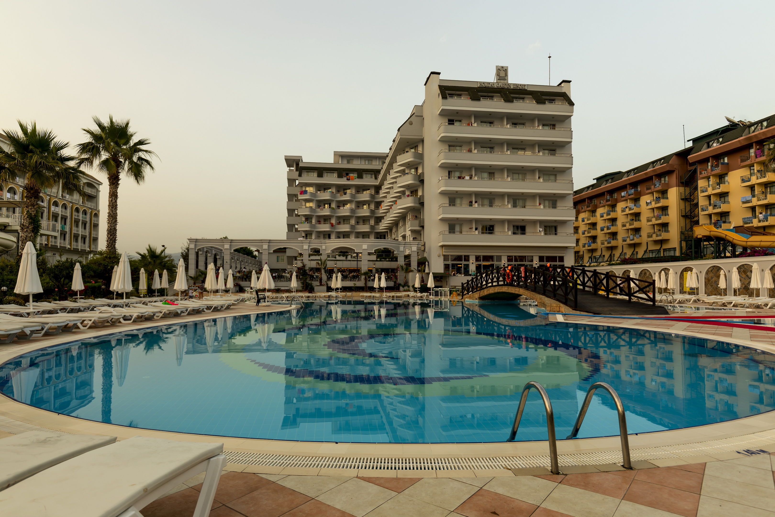 HOLIDAY GARDEN RESORT