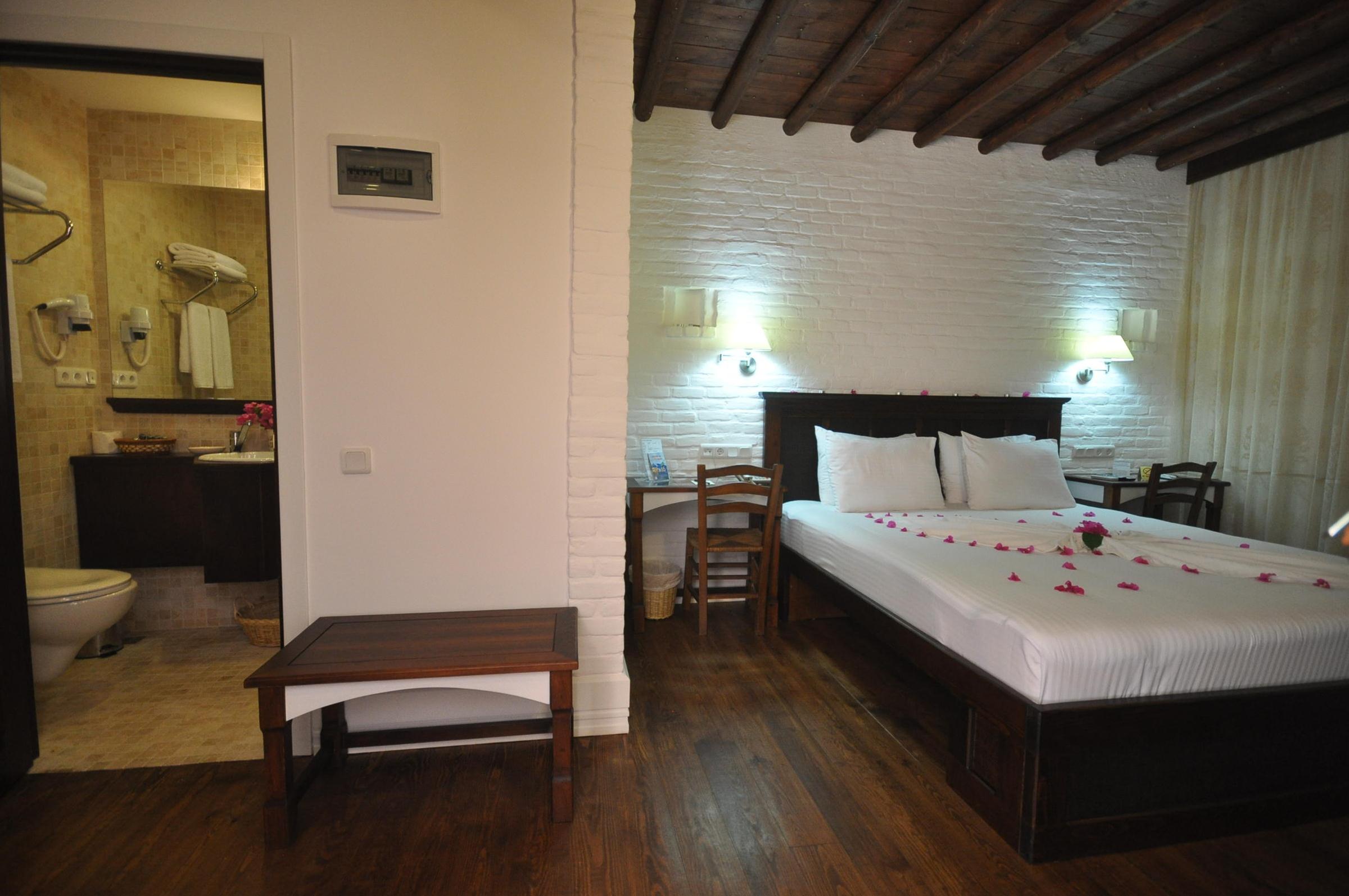 EL VINO SUITES