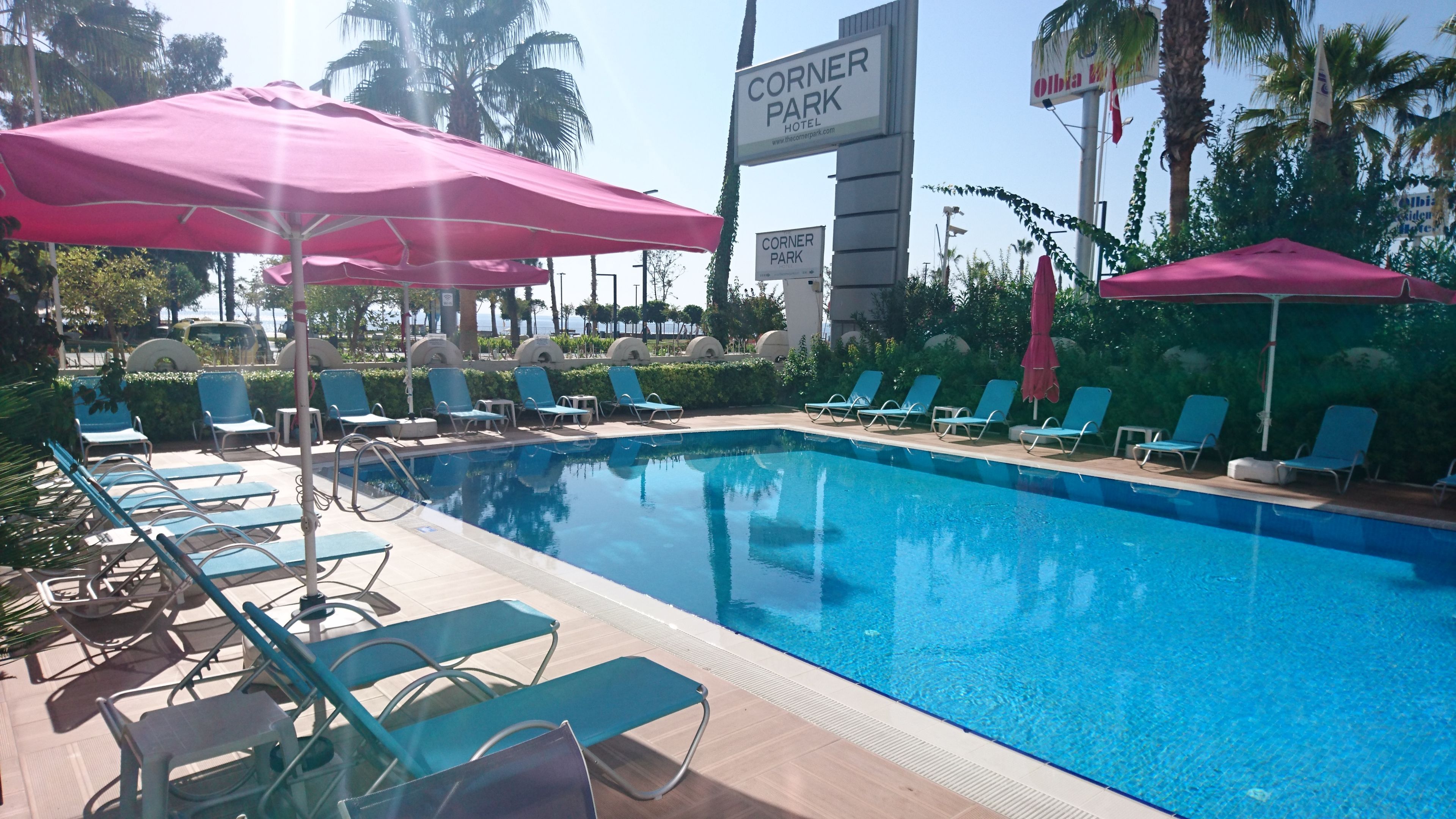 THE CORNER PARK HOTEL