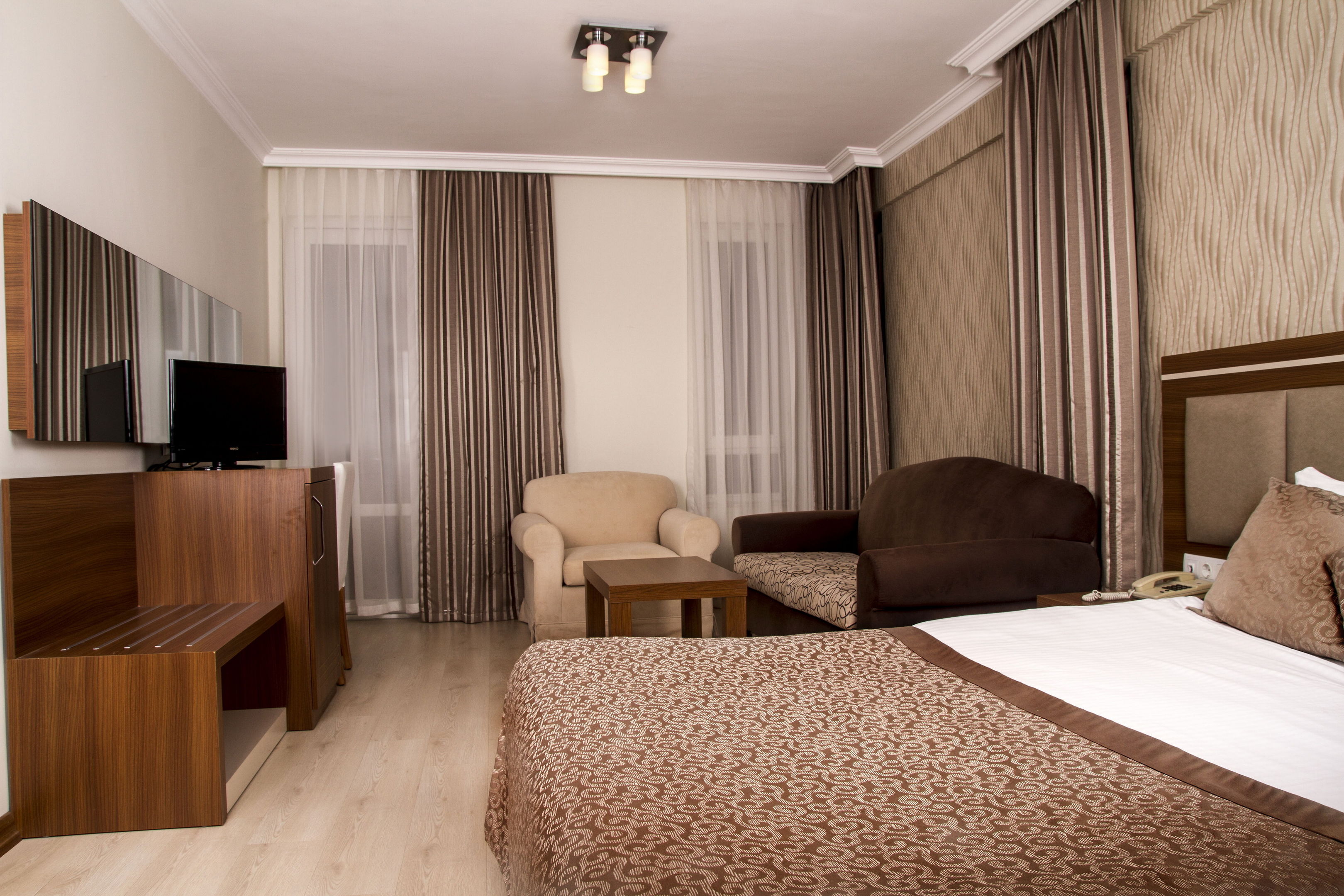 THE CORNER PARK HOTEL