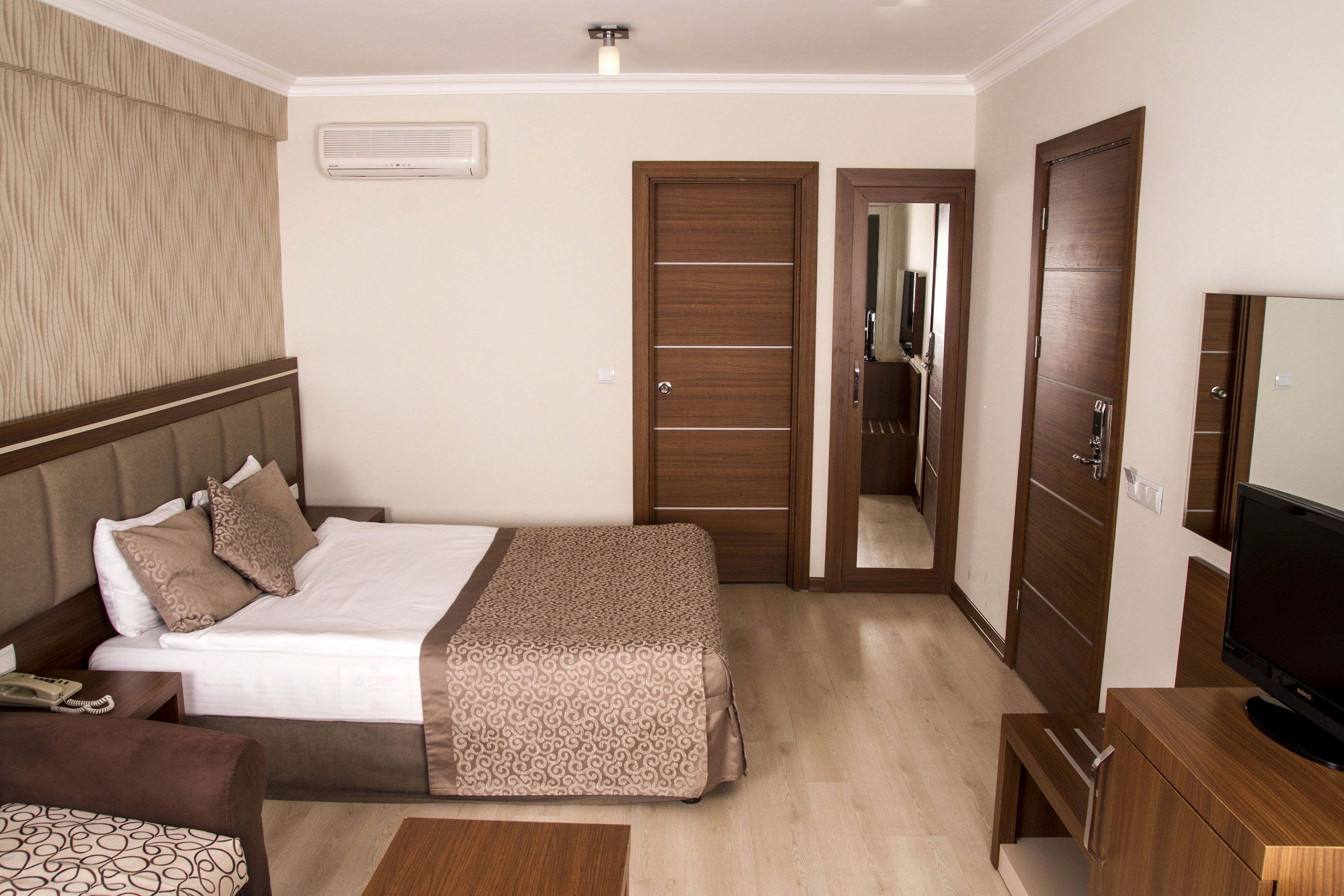 THE CORNER PARK HOTEL