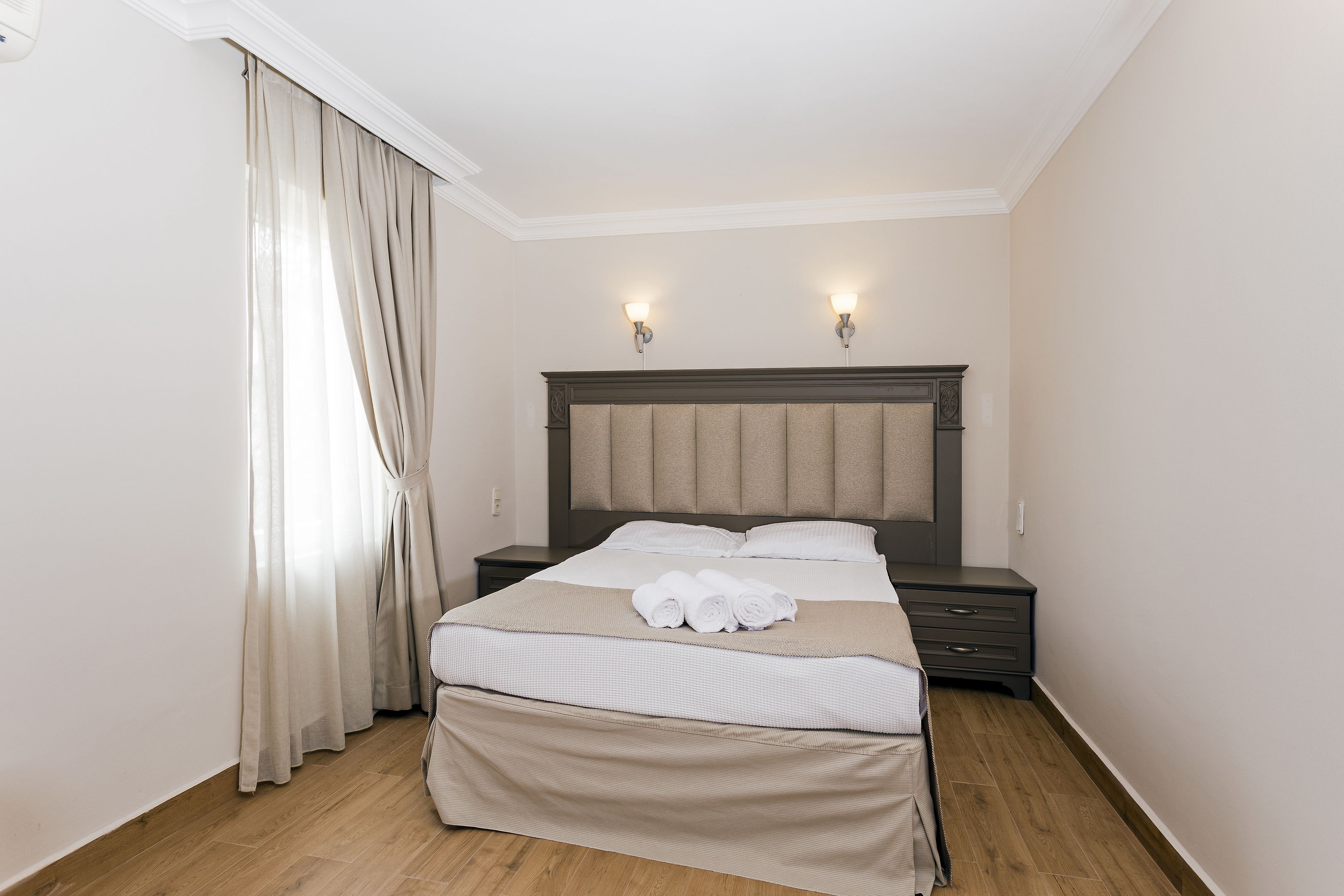 MOONSHINE HOTEL - SUITES