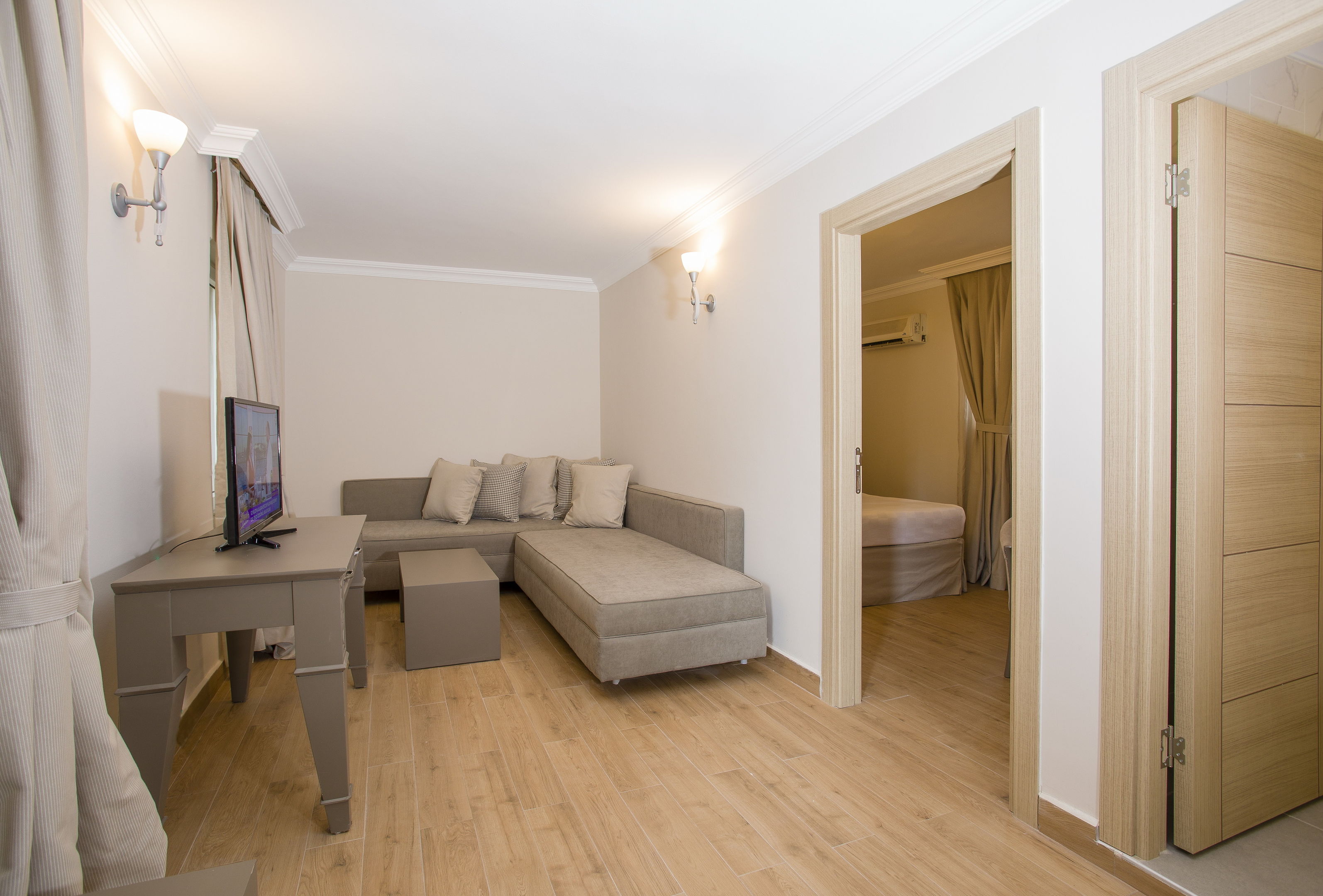 MOONSHINE HOTEL - SUITES