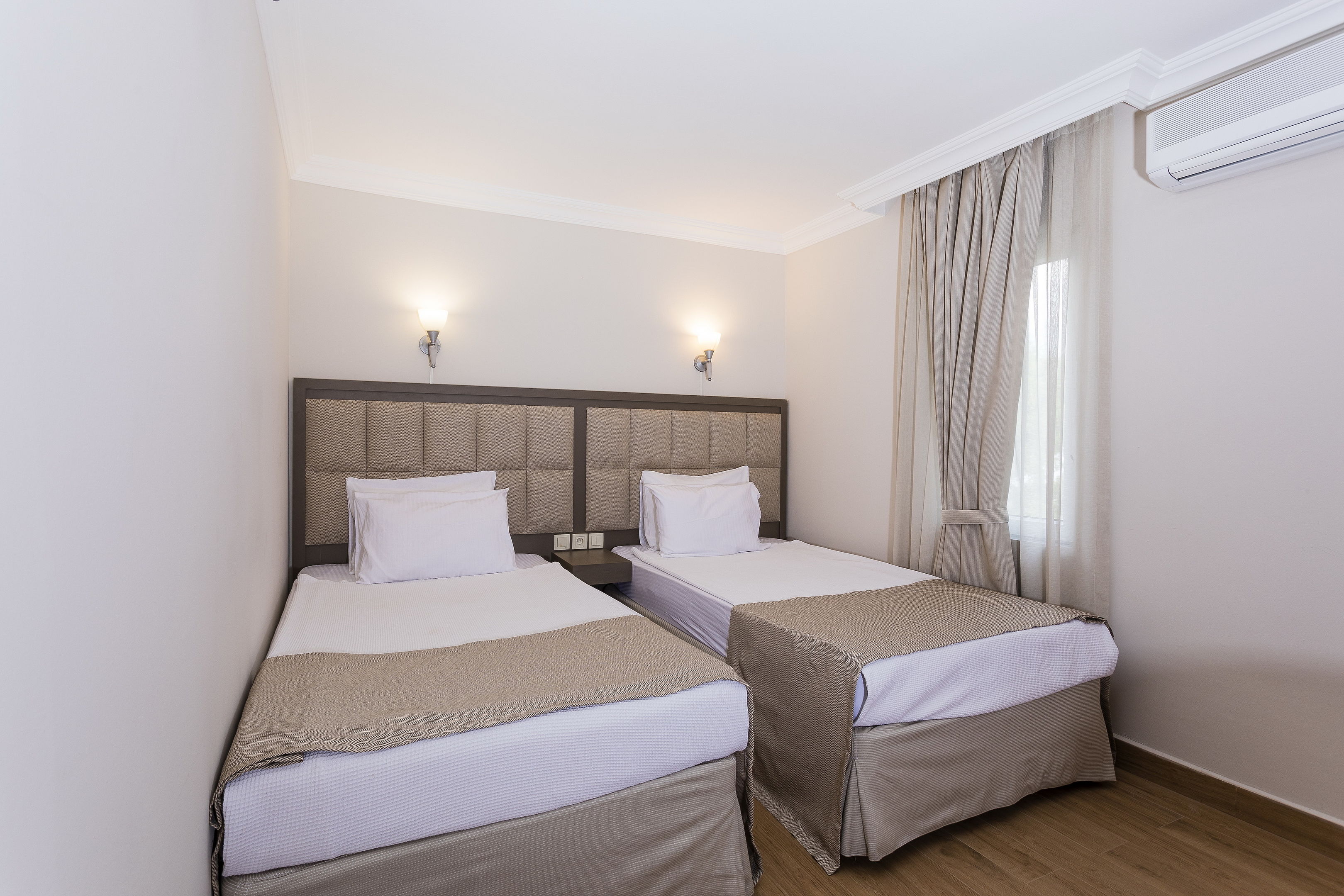 MOONSHINE HOTEL - SUITES