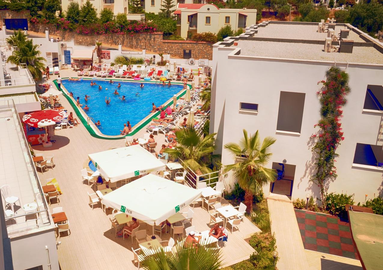 CLUB SHARK HOTEL